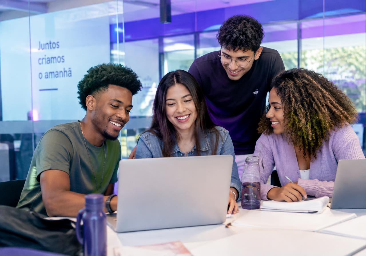 Estudantes universitários estudando juntos em um ambiente moderno